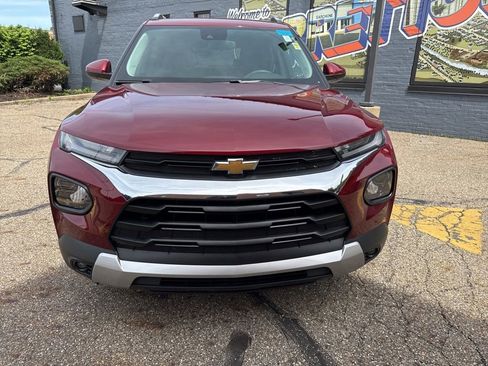 Used 2023 Chevrolet TrailBlazer LT FWD image 2