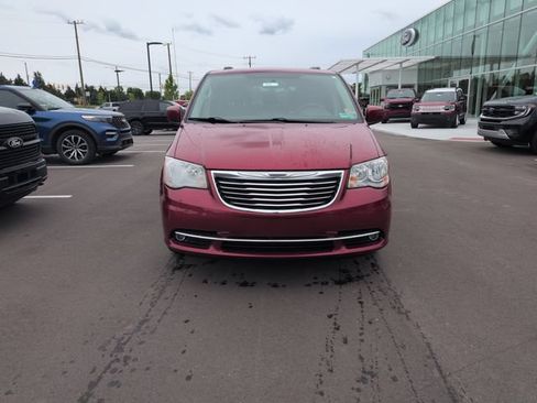 Used 2016 Chrysler Town & Country Touring w/ Driver Convenience Group FWD image 2