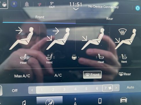 Certified 2024 Chrysler Pacifica Limited image 29