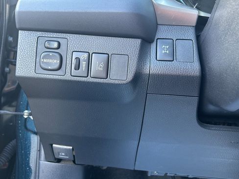 Used 2018 Toyota RAV4 LE image 10