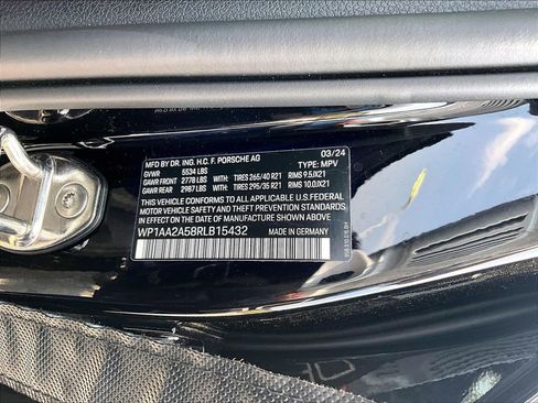Certified 2024 Porsche Macan AWD/4WD image 26