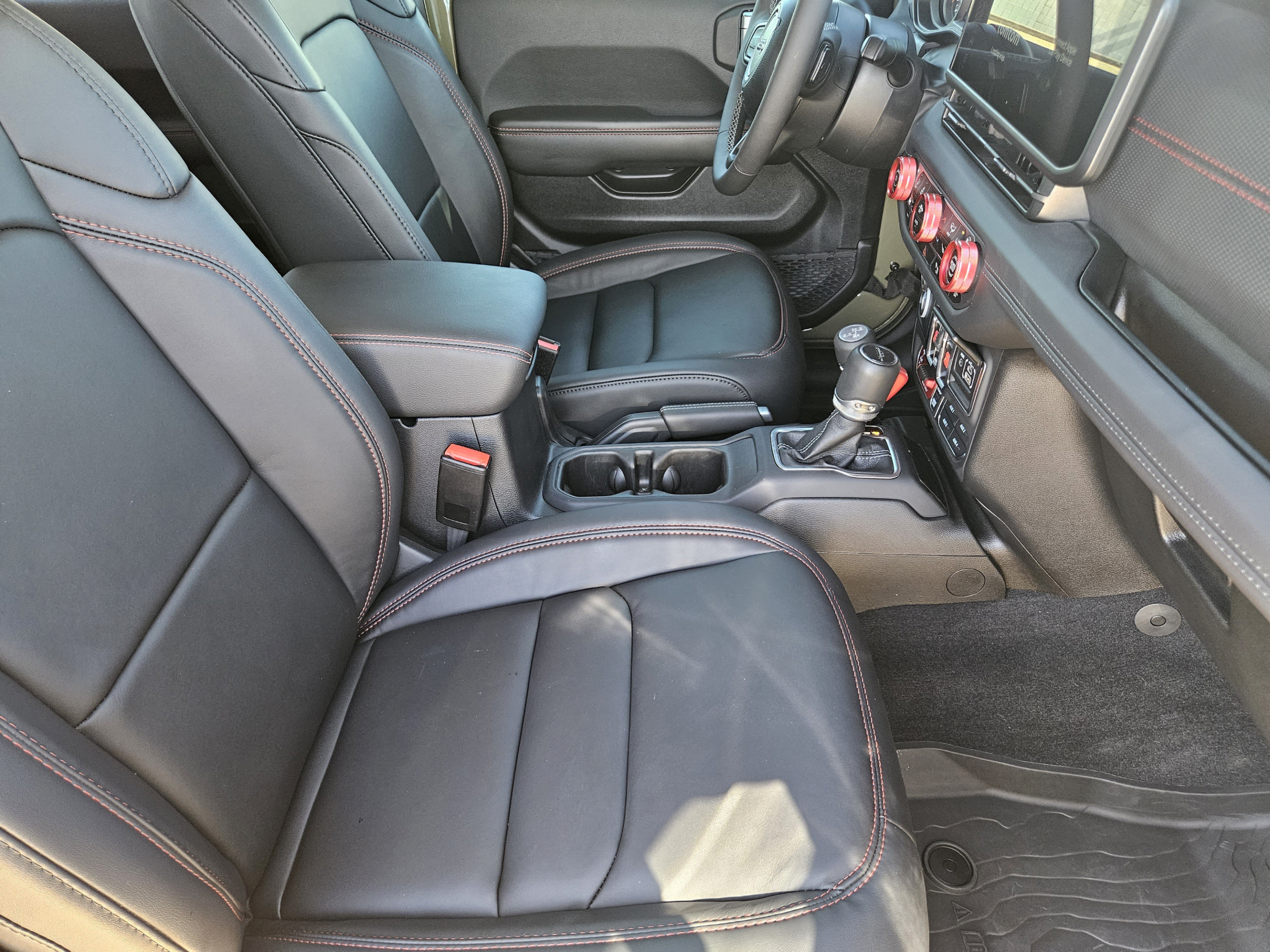 Used 2025 Jeep Gladiator Rubicon AWD/4WD image 12
