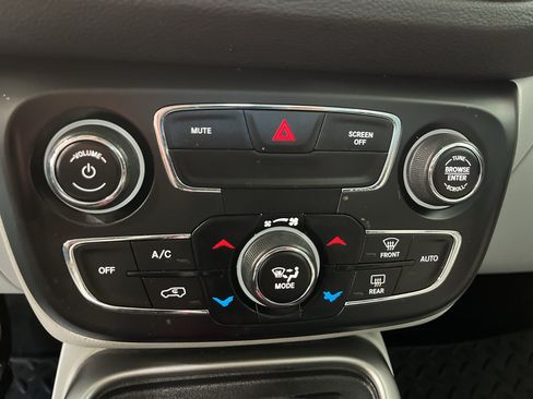 Used 2019 Jeep Compass Latitude FWD image 23