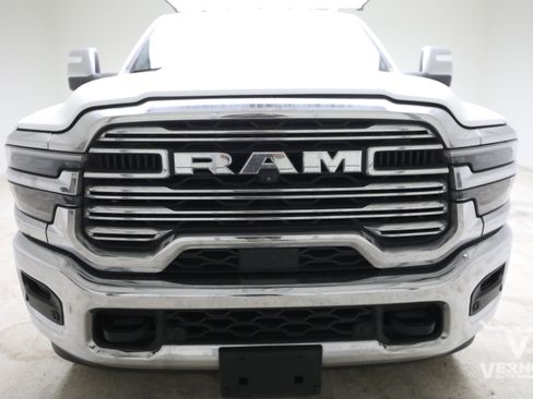 Used 2025 RAM 3500 Laramie AWD/4WD image 7