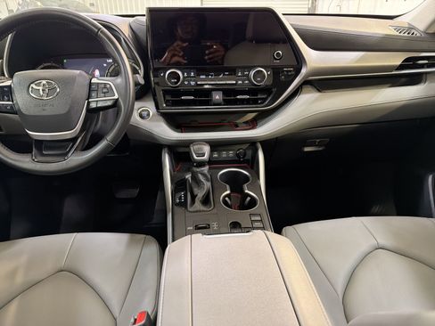 Used 2025 Toyota Highlander XLE image 22