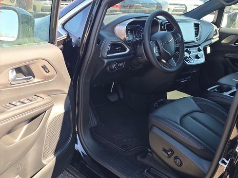 New 2026 Chrysler Pacifica Select image 4