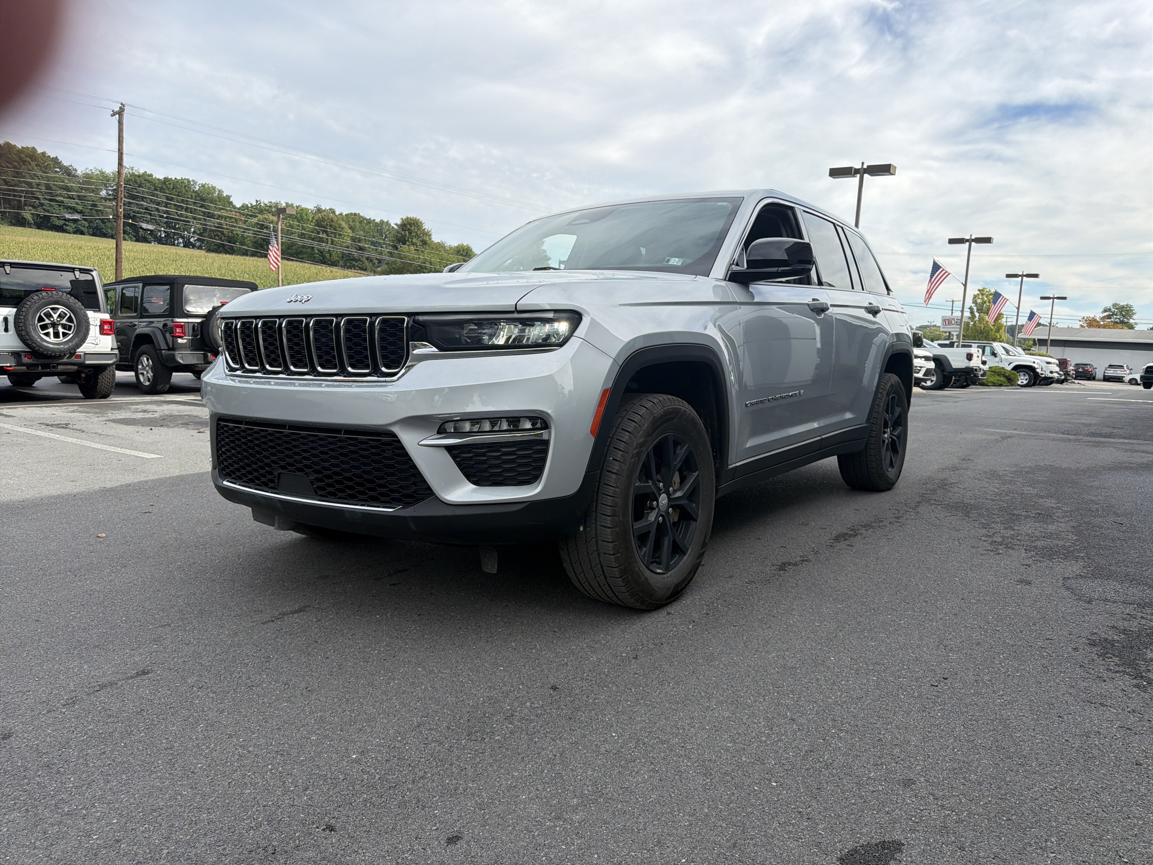 Used 2022 Jeep Grand Cherokee Limited AWD/4WD image 8