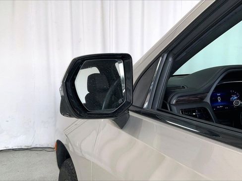 Used 2024 Chevrolet Suburban Z71 w/ Z71 Off-Road Package image 10