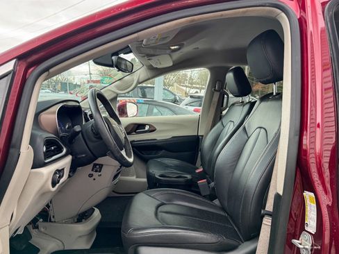 Used 2018 Chrysler Pacifica Touring-L image 20