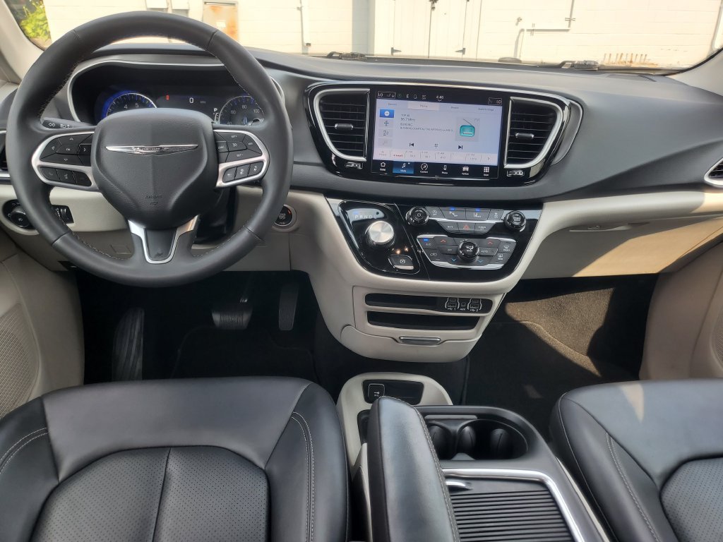 Used 2024 Chrysler Pacifica Touring-L FWD image 21