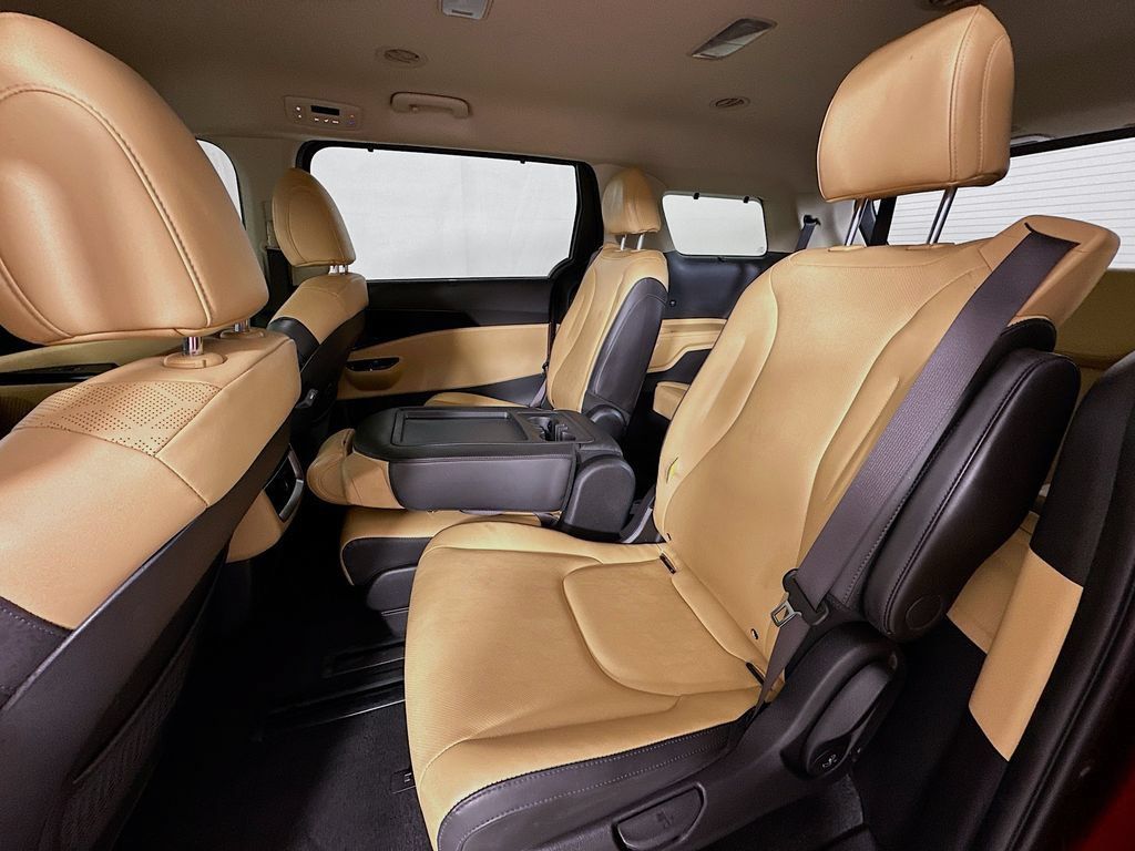 Used 2022 Kia Carnival EX FWD image 4