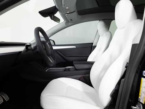 Used 2024 Tesla Model Y Performance image 14