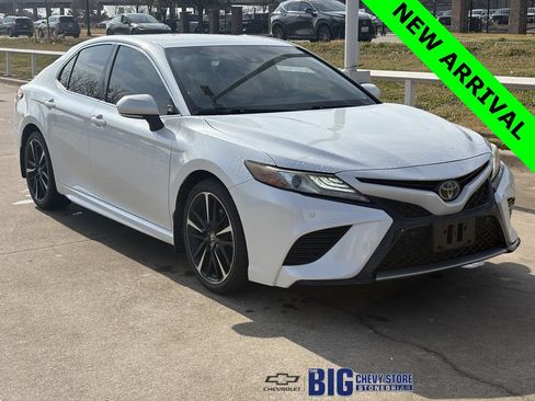 Used 2018 Toyota Camry XSE image 1