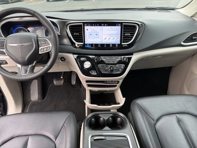 Used 2024 Chrysler Pacifica Touring-L FWD image 12