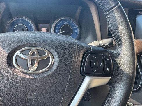 Used 2017 Toyota Sienna XLE image 22