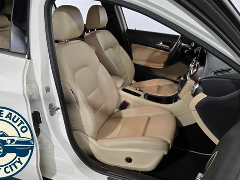Used 2020 Mercedes-Benz GLA 250 4MATIC w/ Premium Package image 39