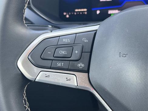 Certified 2022 Volkswagen Taos SE image 9