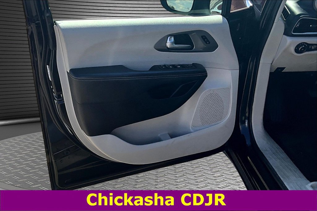 Used 2023 Chrysler Pacifica Touring-L FWD image 19