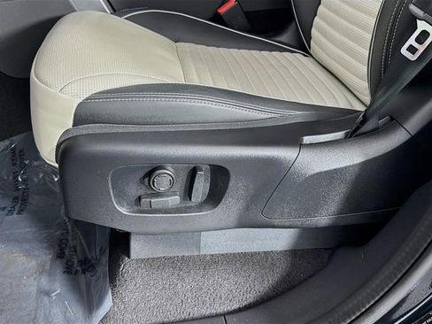 Used 2024 Land Rover Discovery Metropolitan Edition image 22