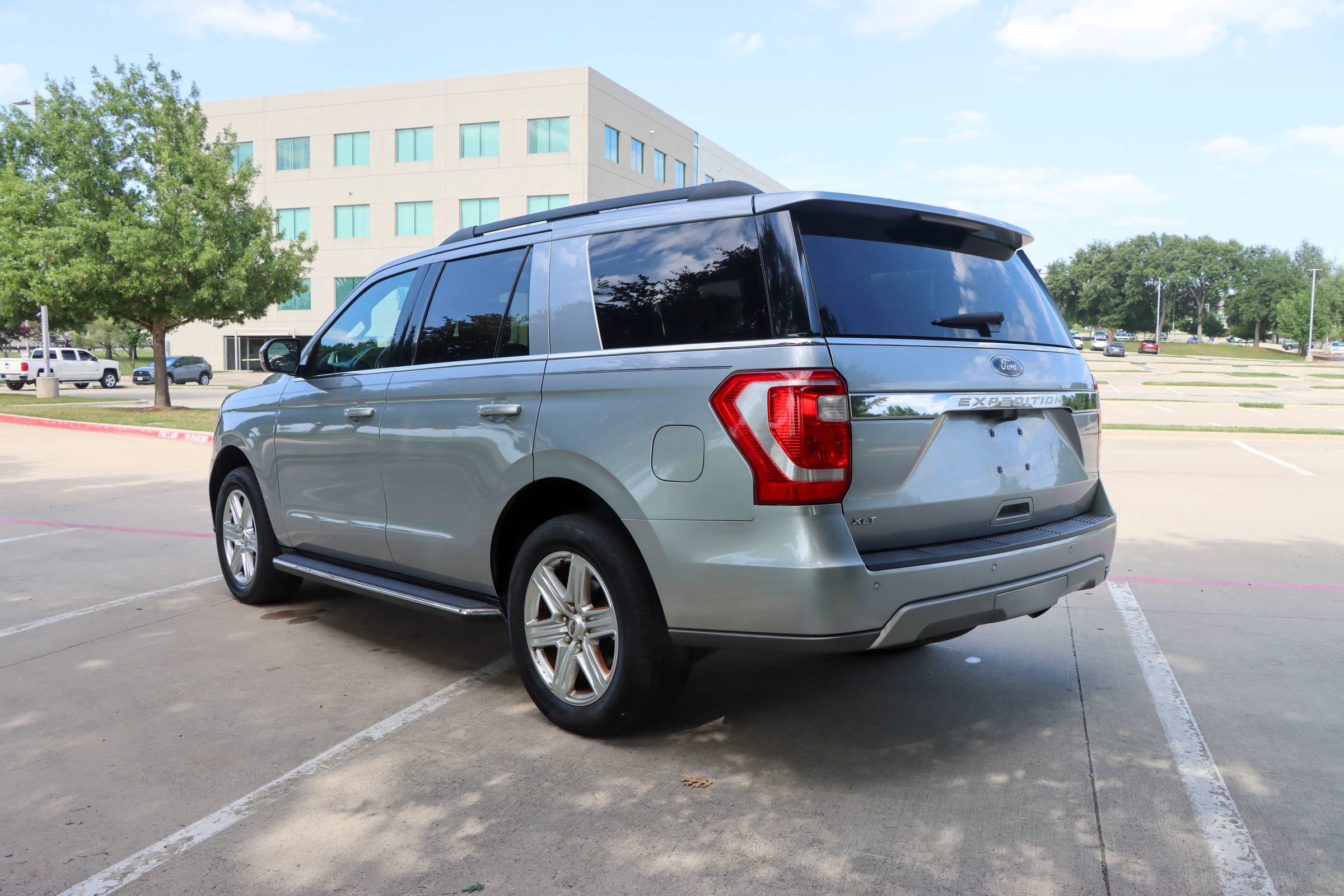 Used 2020 Ford Expedition XLT w/ Equipment Group 202A AWD/4WD image 5