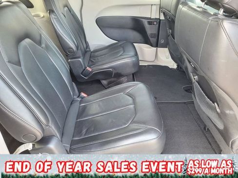 Used 2022 Chrysler Pacifica Touring-L image 13