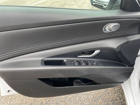 Used 2025 Hyundai Elantra SEL image 18