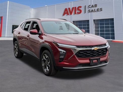 Used 2025 Chevrolet Trax LT w/ LT Convenience Package image 3