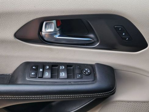 Used 2023 Chrysler Pacifica Touring-L FWD image 40