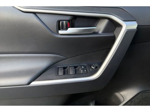 Used 2025 Toyota RAV4 XLE AWD/4WD image 11