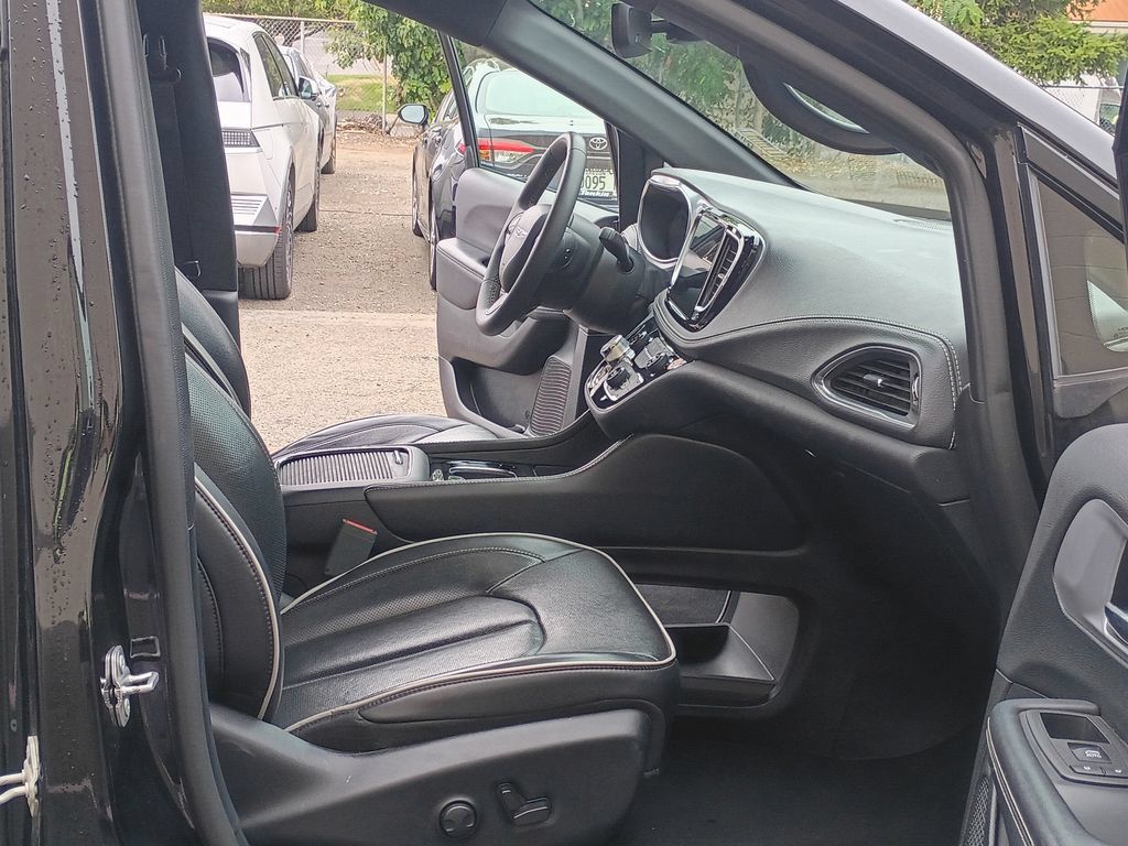 Used 2025 Chrysler Pacifica Limited FWD image 19