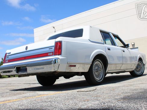 Used 1988 Lincoln Town Car Signature RWD image 15