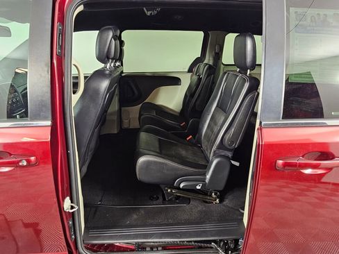 Used 2019 Dodge Grand Caravan SXT image 32
