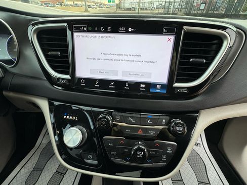 Used 2022 Chrysler Pacifica Touring-L image 19