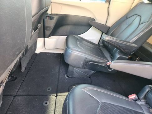 Used 2018 Chrysler Pacifica Touring-L FWD image 13
