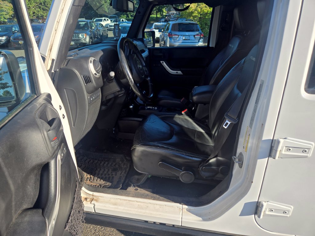 Used 2015 Jeep Wrangler Unlimited Rubicon w/ Connectivity Group AWD/4WD image 11
