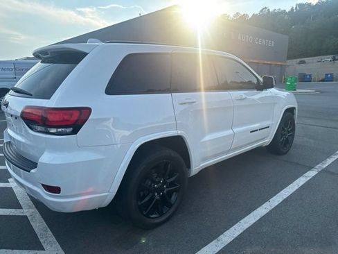 Used 2020 Jeep Grand Cherokee Altitude RWD image 5