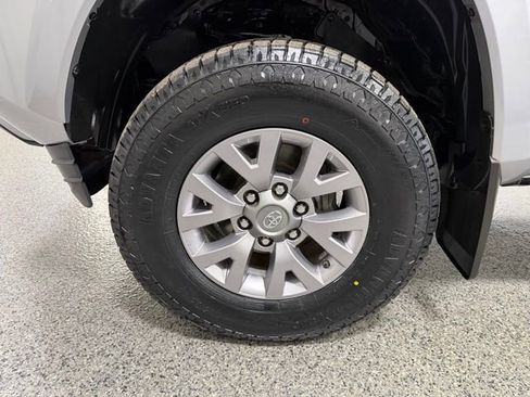 Used 2016 Toyota Tacoma SR5 w/ SR5 Appearance Package (SN) AWD/4WD image 23
