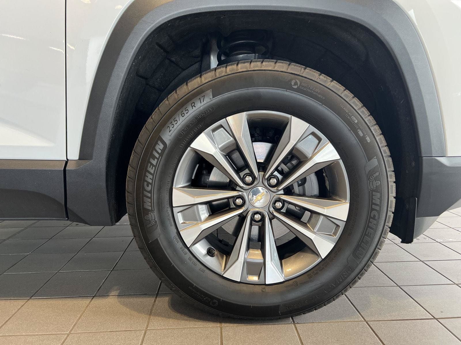 Used 2025 Chevrolet Equinox LT AWD/4WD image 9