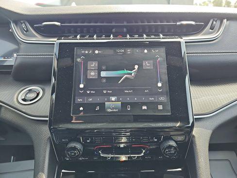 Used 2023 Jeep Grand Cherokee Altitude image 24