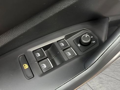 Used 2022 Volkswagen Jetta SE image 11