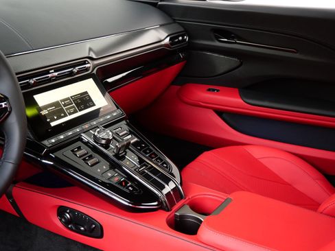 Used 2025 Aston Martin V8 Vantage Coupe RWD image 18