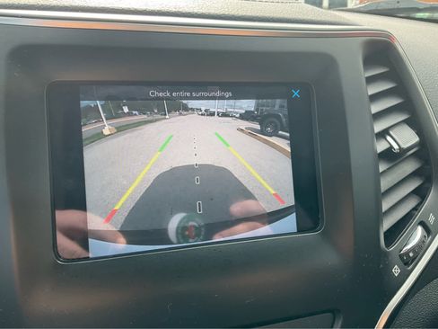Used 2020 Jeep Cherokee Latitude Plus AWD/4WD image 9