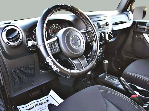 Used 2015 Jeep Wrangler Unlimited Sahara w/ Connectivity Group image 15