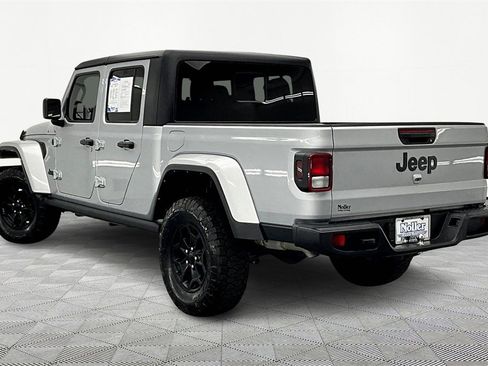 Used 2022 Jeep Gladiator Willys image 13