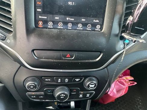 Used 2019 Jeep Cherokee Latitude Plus w/ Cold Weather Group AWD/4WD image 6