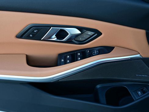 Used 2025 BMW 330i Sedan w/ Premium Package image 9