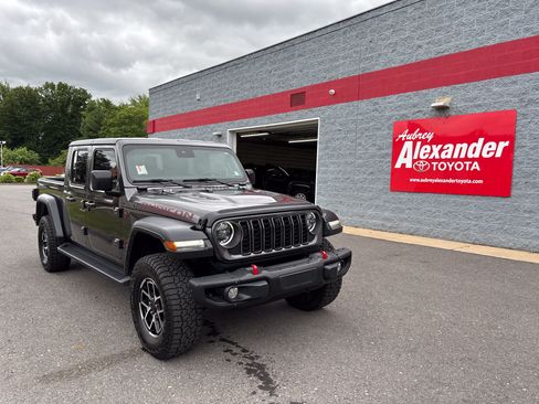 Used 2024 Jeep Gladiator Rubicon w/ Technology Group AWD/4WD image 1