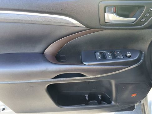 Used 2017 Toyota Highlander Limited FWD image 21