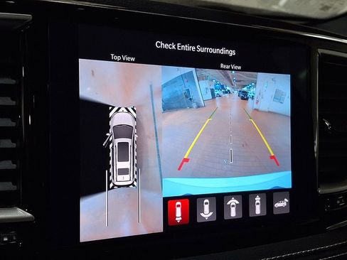 Used 2024 Chrysler Pacifica Select image 17