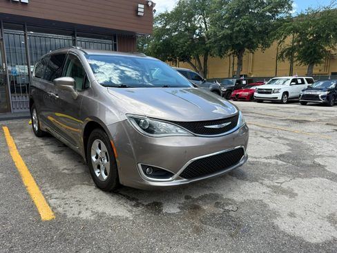Used 2017 Chrysler Pacifica Touring-L Plus FWD image 3